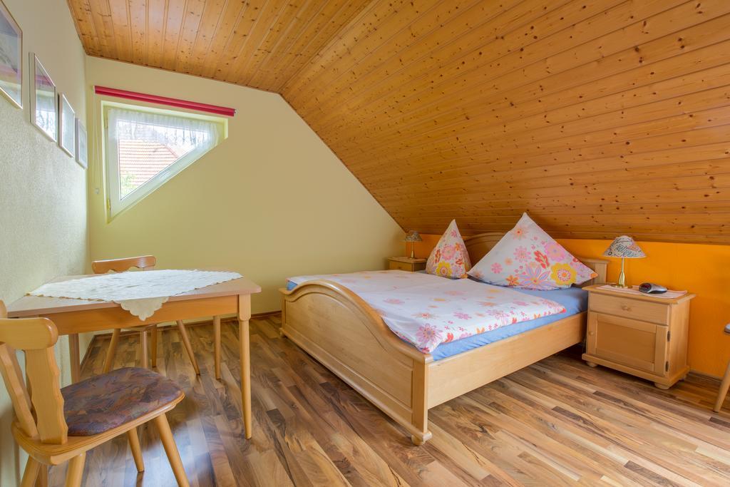 Gaestehaus Moni Jaeger Weyher ภายนอก รูปภาพ